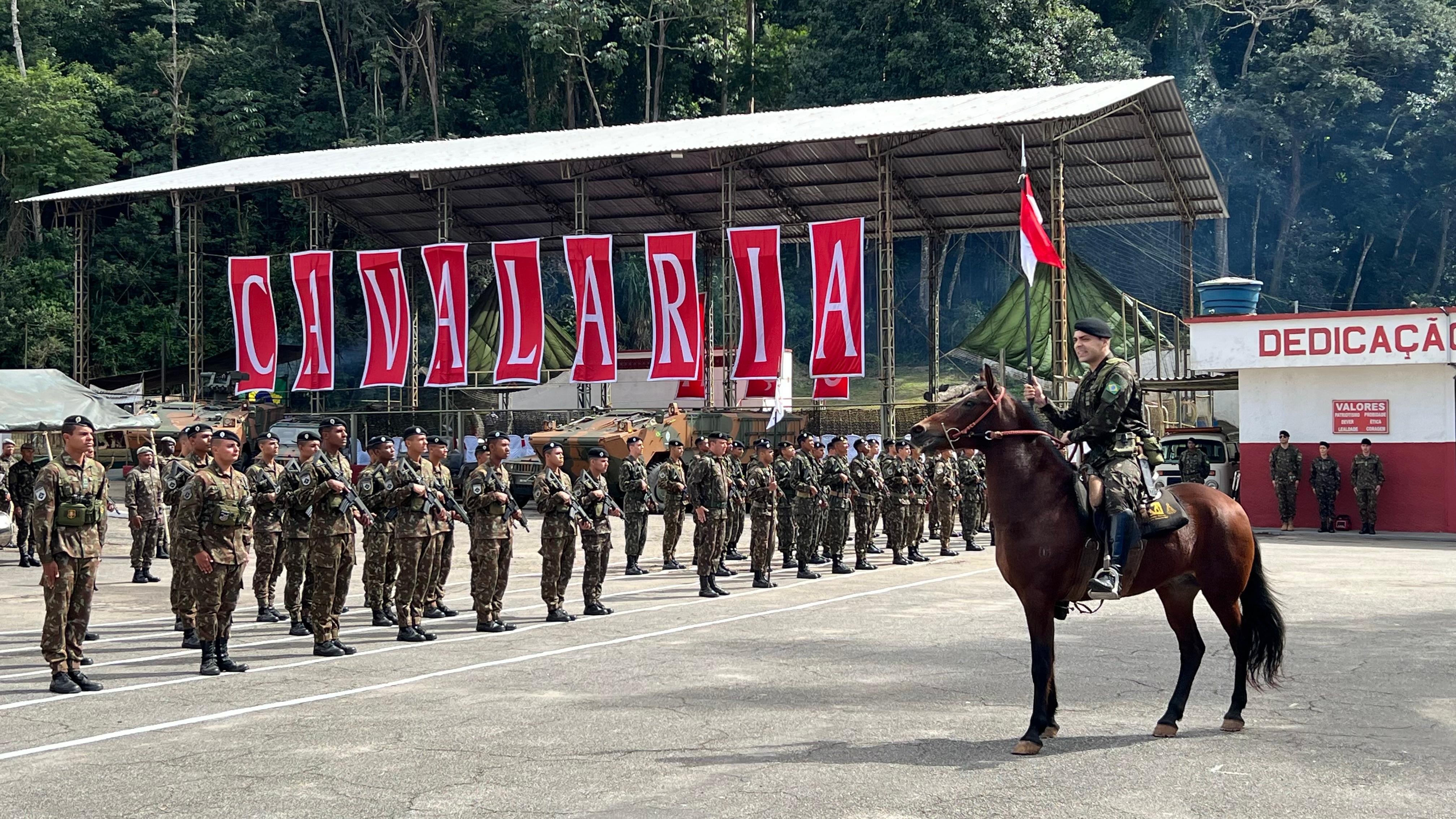 Dia da Cavalaria: 4° Esquadrão celebra a data e faz demonstração de força em Santos Dumont